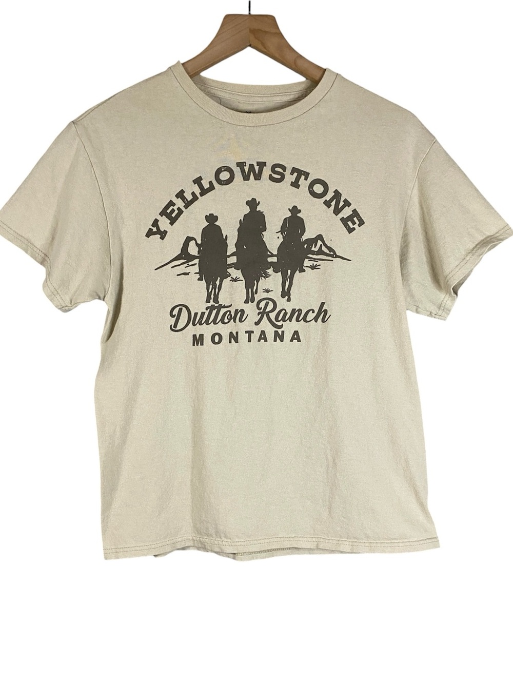 Men’s Yellowstone Dutton Ranch Riders Graphic T-shirt in Beige Size Medium